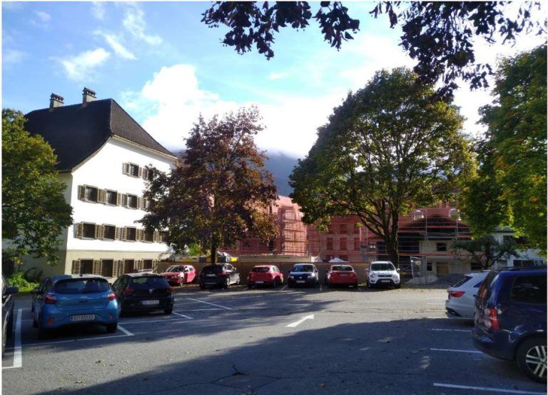 Der Parkplatz, hier mit Blick in Richtung altes Gericht, wird der neuen Volksschule weichen. <span class="copyright">Gemeinde Schruns</span>