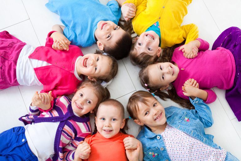 Rund 10.000 Kinder und Jugendliche sind jährlich von der Arbeit der KJH betroffen. (Symbolbild) <span class="copyright">Shutterstock</span>