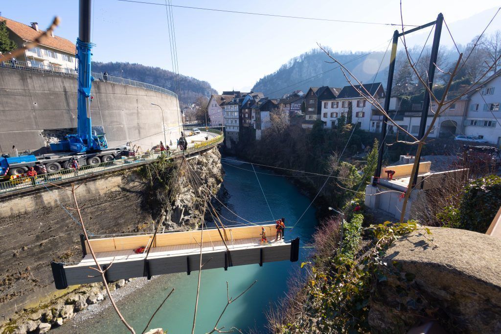 Spektakuläre Brückenmontage in Feldkirch