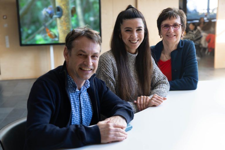 Direktor Bruno Bereuter und die projektbegleitenden Lehrerinnen Selvinaz Ayküz und Elisabeth Dietrich (v. l.). <span class="copyright">klaus Hartinger</span>