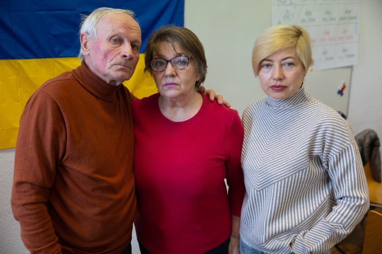 Mykola (73) und Zoya (70) Dubovyk mit Schwiegertochter Iryna (52) flüchteten aus Charkiw. <span class="copyright">hartinger</span>