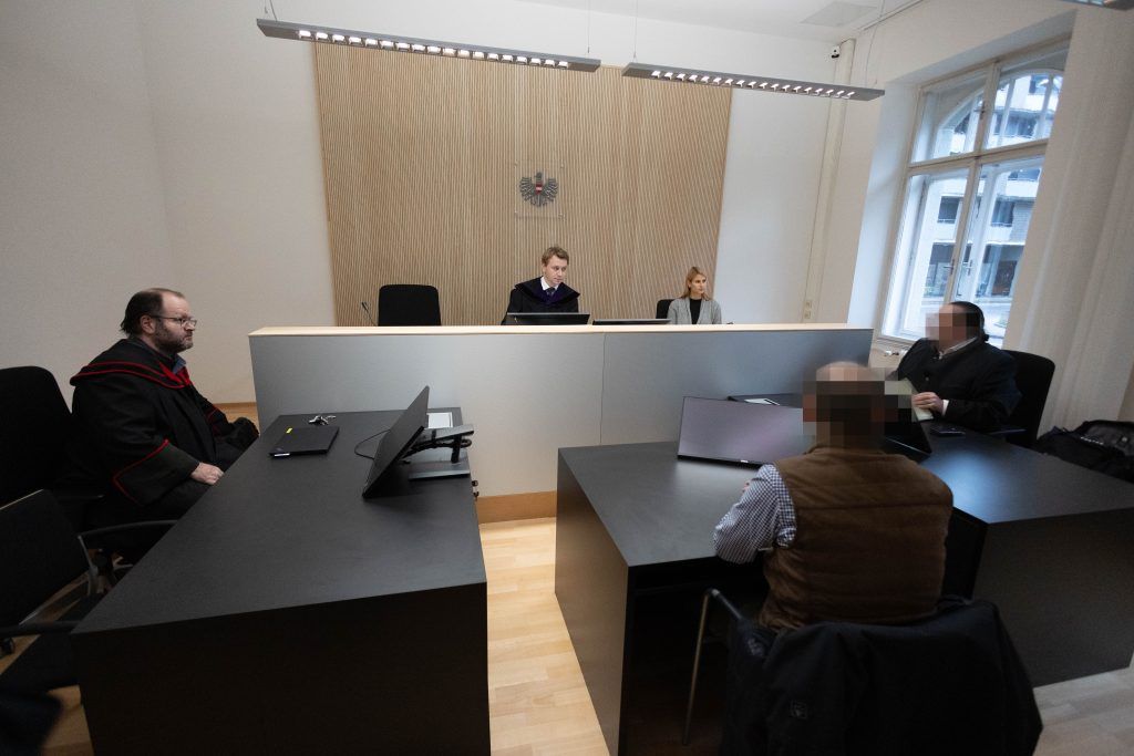 Zwölf Pistolen illegal besessen