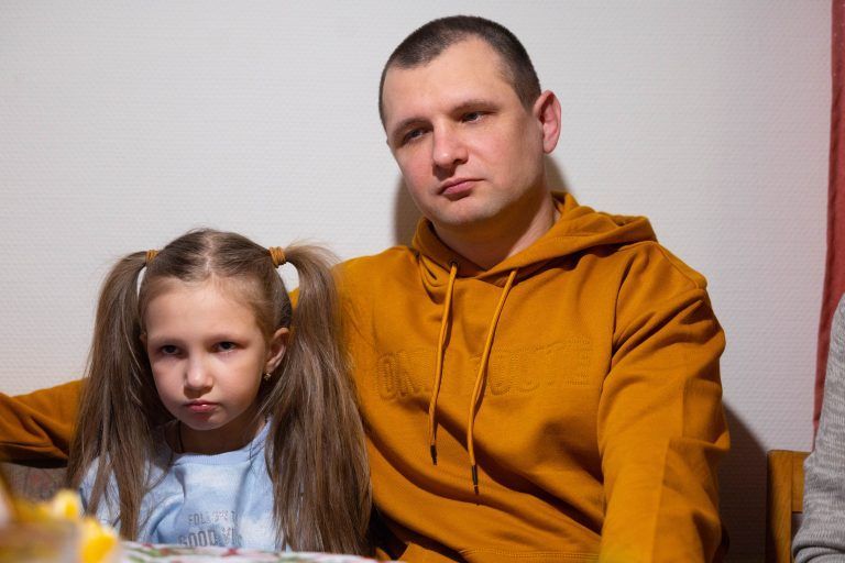 Vladimir Lyashenko mit Tochter Mylana. Der 37-Jährige ist Architekt und spielte in Ukraine einst in einer Profi-Volleyballmannschaft. <span class="copyright">Hartinger</span>