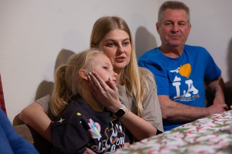 Yuliia (33) mit Tochter Eva und ihrem Vater Vadim. <span class="copyright">Klaus Hartinger</span>