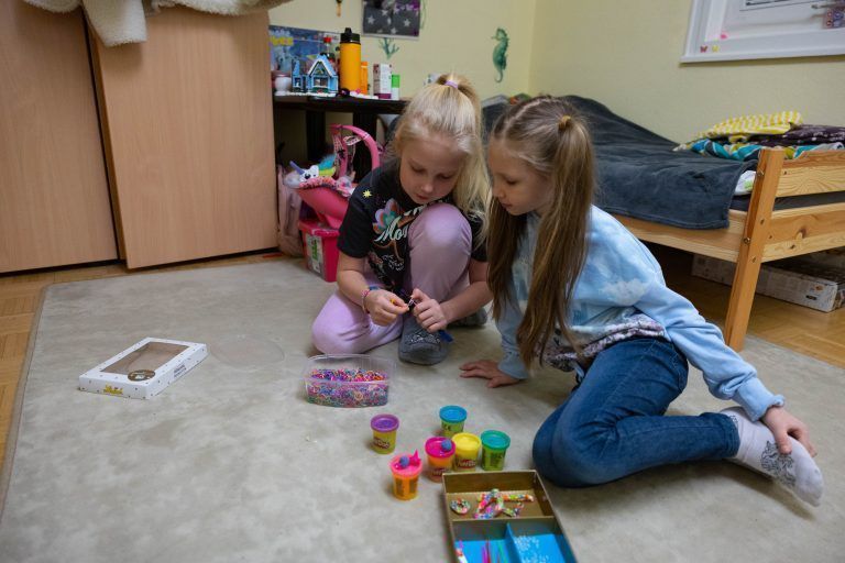 v.l.: Eva (9) und Mylana (8) in ihrem Kinderzimmer in Bregenz. Die Mädchen besuchen die Volksschule Weidach.<span class="copyright"> Klaus Hartinger</span>
