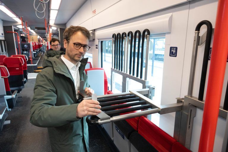 Zadra zeigt die Skihalterung. <span class="copyright">Klaus Hartinger</span>
