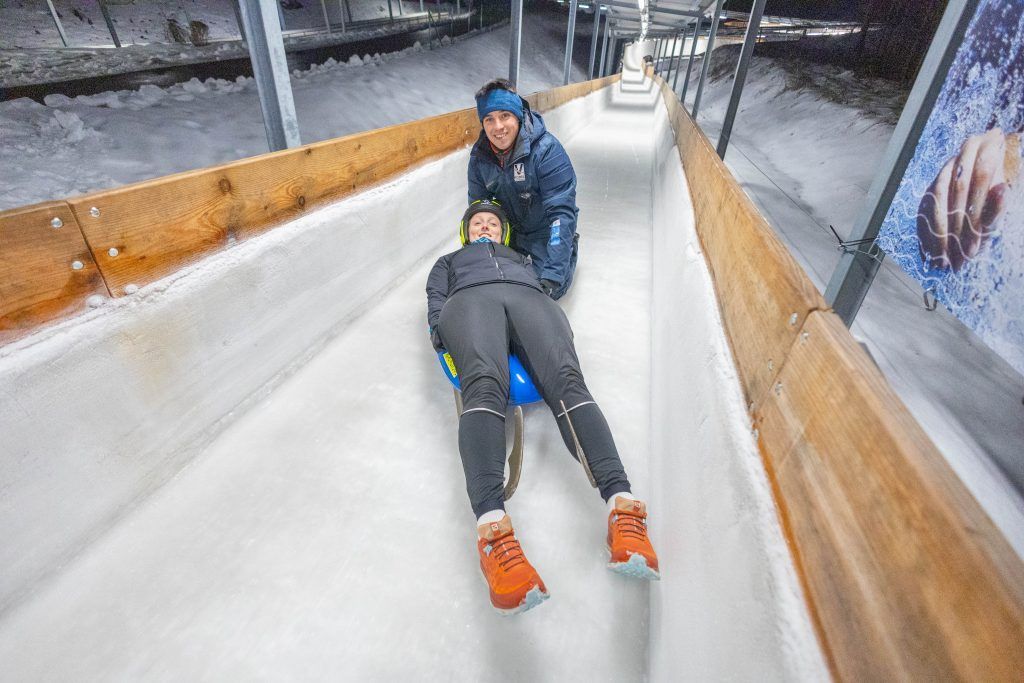 Rodeln im Eiskanal – Geschwindigkeit<br>im Selbstversuch