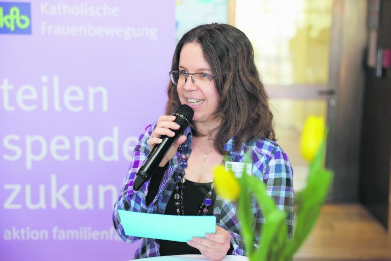 Rebecca Toprak erzählt allen Anwesenden von den Missständen der Arbeitsmigranten. <span class="copyright">Klaus Hartinger</span>