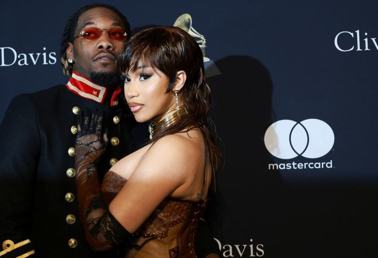 Rapperin Cardi B und ihr Mann Rapper Offset legten wieder einen provokanten Auftritt hin. Die beiden küssten sich am roten Teppich innig vor den Fotografen.<span class="copyright">REUTERS/Aude Guerrucci</span>