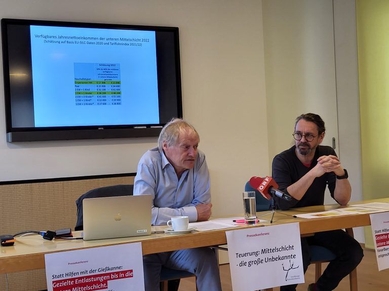 Der Sprecher der Armutskonferenz Michael Diettrich (links) und Konrad Steurer bei einer Pressekonferenz am Freitag. <span class="copyright">Steinlechner</span>