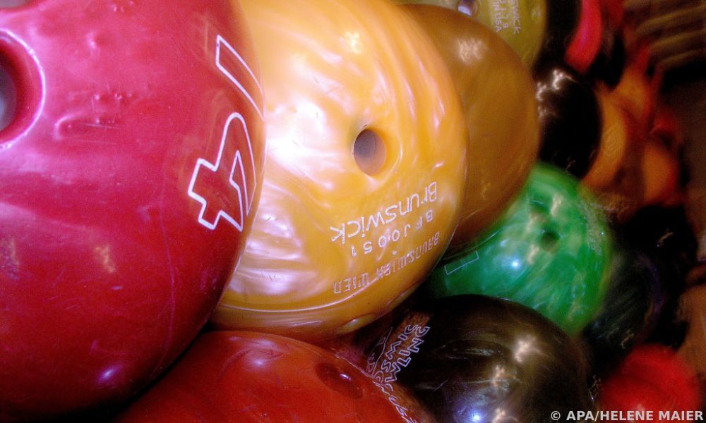18-Jährige steckte mit Daumen in Bowlingkugel fest
