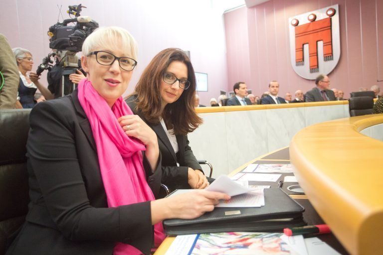 Die ersten beiden Landtagsabgeordneten der Neos bei der konstituierenden Sitzung im Oktober 2014: Sabine Scheffknecht und Martina Pointner. Letztere hat sich 2017 aus der Politik zurückgezogen. <span class="copyright">Archiv/Philipp Steurer</span>