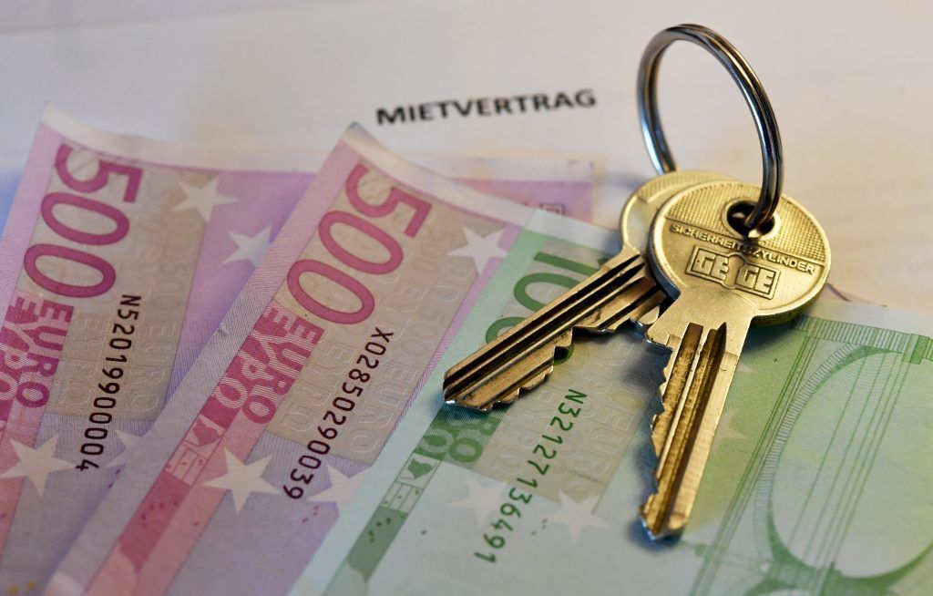 Hitzige Debatte um leistbares Wohnen