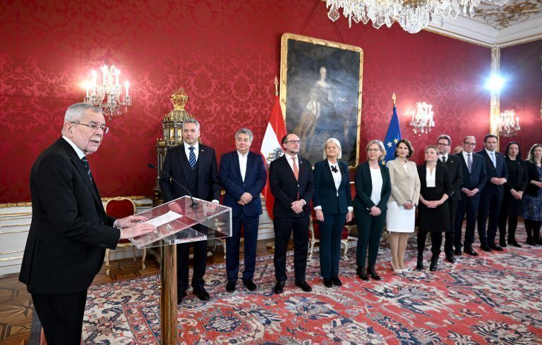 Der Personalstand in der Regierung ist am Höhepunkt<span class="copyright">APA/ROLAND SCHLAGER</span>
