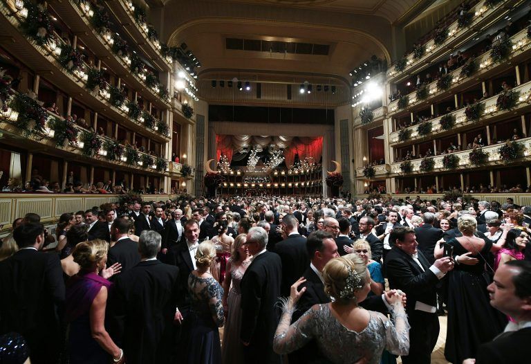 Auch der Wiener Opernball dient in dem Buch als Schauplatz. <span class="copyright">Symbolbild/APA/HELMUT FOHRINGER</span>