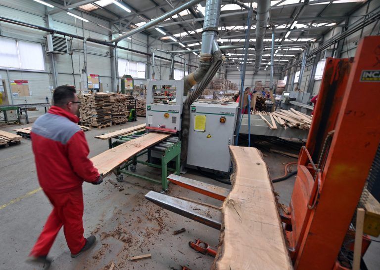 In einem Produktionsbetrieb hängt der Haussegen schief. (Symbolbild) <span class="copyright">ELVIS BARUKCIC / AFP</span>