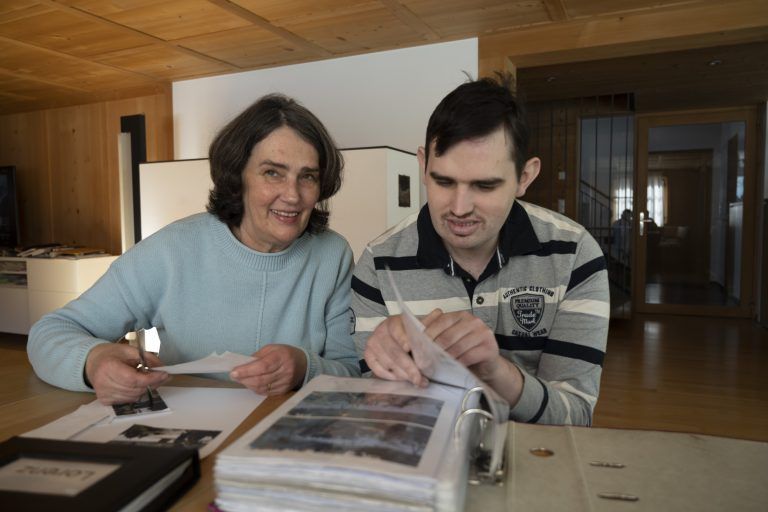 Dorothea Wieser und ihr Sohn Lorenz in ihrem Haus in Mellau. <span class="copyright">privat</span>