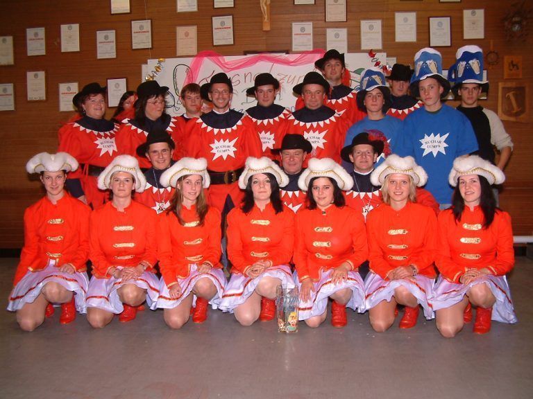 Das Gruppenfoto von der Gründungsversammlung. Damals noch mit einer Garde. <span class="copyright">Fasnatzunft Buch</span>