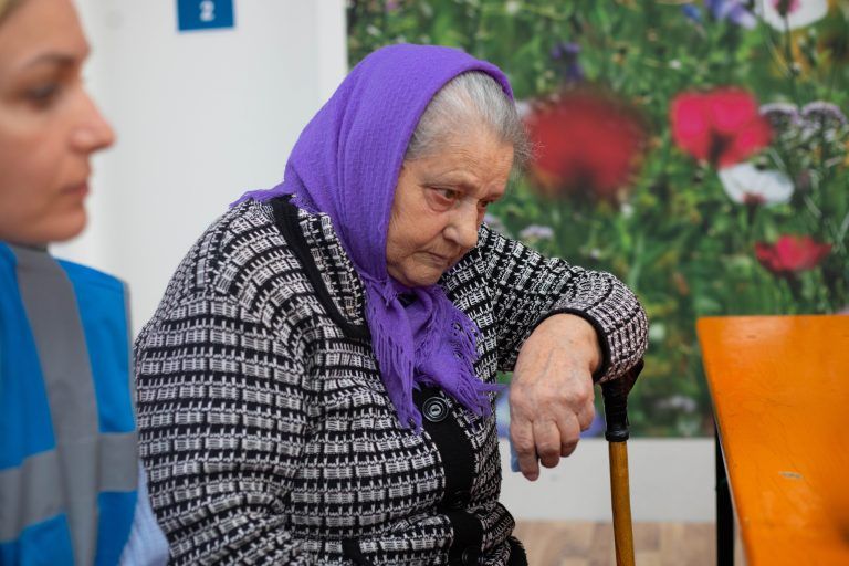Großmutter Vera, damals 83 jahre alt, kurz nach ihrer Ankunft im Auufnahmezentrum Nenzing. <span class="copyright">hartinger</span>