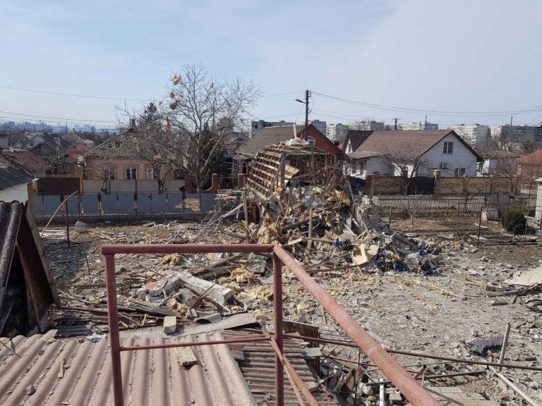 Das Haus von Vadim udn Larisa Bragin - es liegt etwas außerhalb von Mariupol - wurde von einer Bombe getroffen.<span class="copyright"> Privat</span>