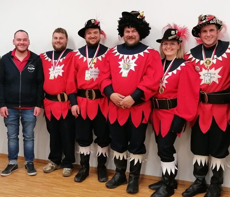 Der Lumpenrat der Fasnatzunft: Bernd Winder, Florian Steurer, Tobias Leitner, Jürgen Winder, Isabella Muxel und Michel Stocklasa (von links). <span class="copyright">Fasnatzunft Buch</span>