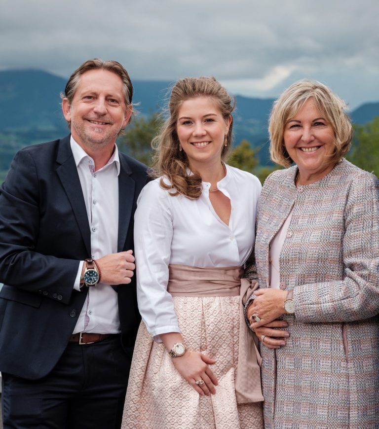 Anna-Lena Hollfelder (mitte) hat das Geschäft 2019 von der Familie Präg übernommen. <span class="copyright">präg Dornbirn </span>