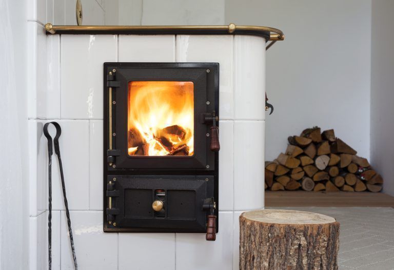 Kachel­öfen stoßen ungefiltert Feinstaub aus. <span class="copyright">shutterstock</span>