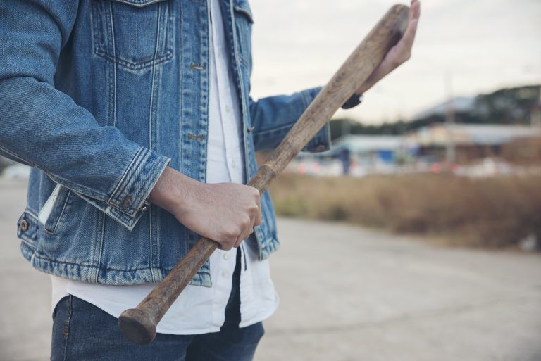 Es soll auch mit einem Baseballschläger zugeschlagen worden sein. <span class="copyright">Symbolbild Shutterstock</span>