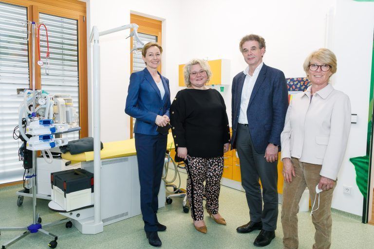 Landesrätin Rüscher, Zahnärztin Vilinek, Christoph Jenny (ÖGK), Adriane Feuerstein (Lebenshilfe v. l.).<span class="copyright">apa/land vorarlberg</span>