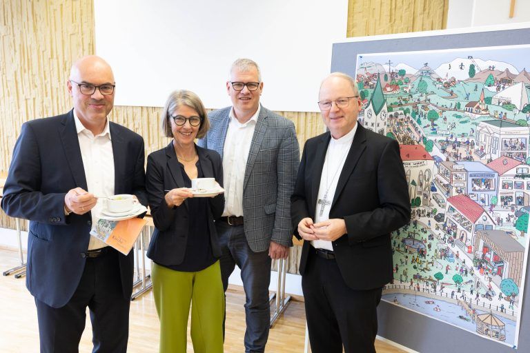 Bischof Benno Elbs, Pastoralamtsleiter Martin Fenkart Schulamtsleiterin Annamaria Ferchl-Blum und Andreas Weber beim gestrigen Fastensuppenessen. <span class="copyright">Klaus Hartinger</span>
