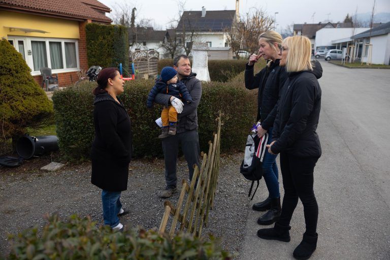 Die beiden Community Nurses holen die Menschen sprichwörtlich vor ihrer Haustüre ab. <span class="copyright">Klaus Hartinger</span>