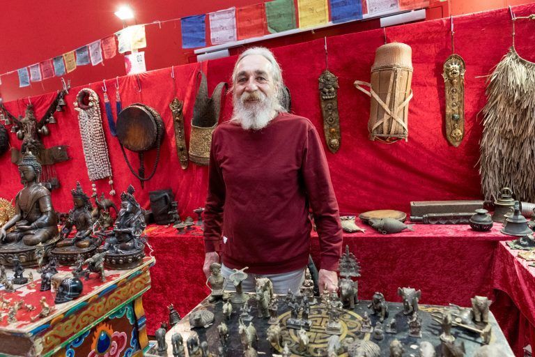 Markus Wiedmann vor seinem bisher größten Stand mit Stammeskunst von Himmalaya und Indien. <span class="copyright">Dietmar Stiplovsek</span>