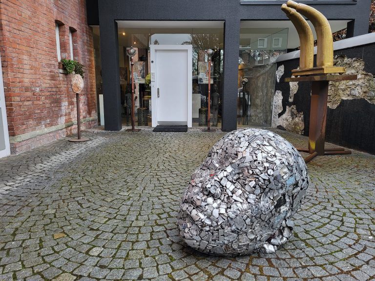 Skulptur von Samuel Salcedo vor der Galerie. <span class="copyright">Sieglinde Wöhrer</span>