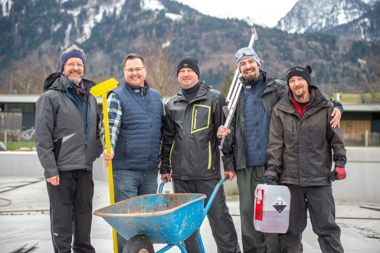 Oliver Tschabrun (2.v.l.) und sein Team vom Walgaubad in Nenzing. <span class="copyright">Beate Rhomberg</span>