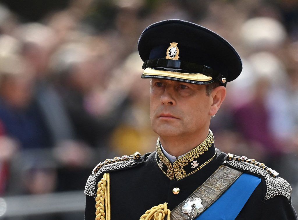 König Charles macht Edward zum Herzog von Edinburgh
