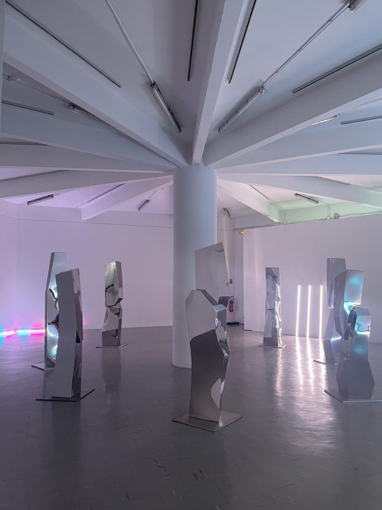 Die Skulpturengruppe „Mirrorhenge“ steht im Dialog mit Miriam Prantls Arbeiten. <span class="copyright">Galerie am Lindenplatz</span>