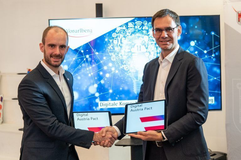 Staatssekretär Florian Tursky und Landeshauptmann Markus Wallner mit Tabletts.<br><span class="copyright">Serra/vlk</span>