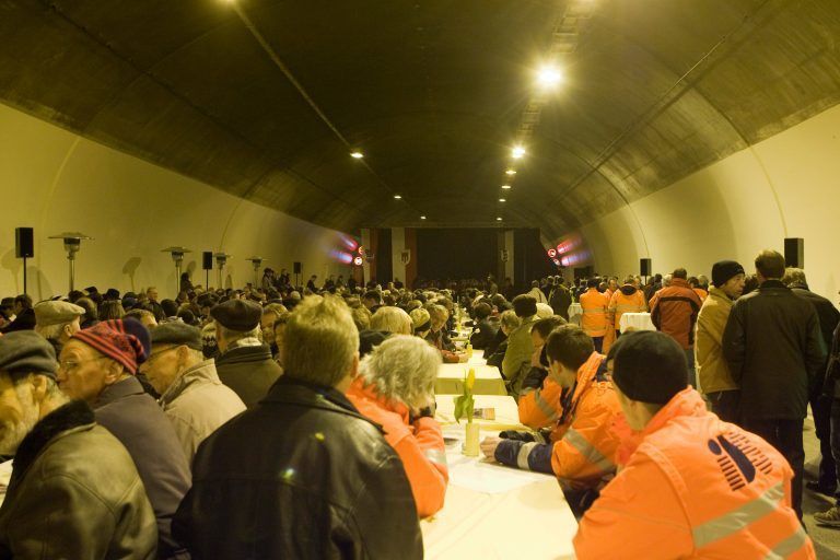 Die Eröffnung des Achraintunnels im Tunnel im Jänner 2009. <span class="copyright">Kamper</span>