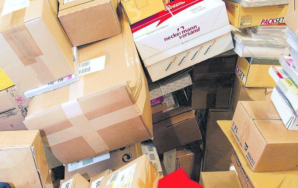Überlastete Zustellerin: 218 Pakete im Wald