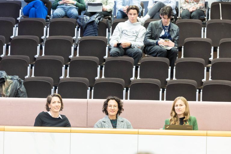 Die Landtagsabgeordneten Veronika Marte (ÖVP), Eva Hammerer (Grüne) und Christina Metzler (ÖVP/von links) beim letzten SiP im Dezember. <span class="copyright">Hartinger</span>