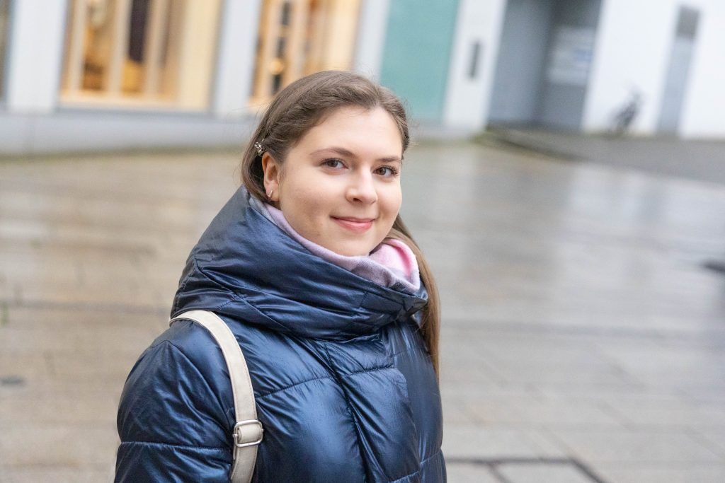Junge Ukrainerin mit Stipendium