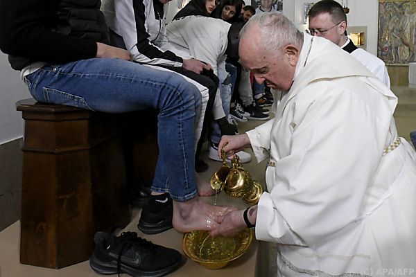 Papst wusch Häftlingen am Gründonnerstag die Füße