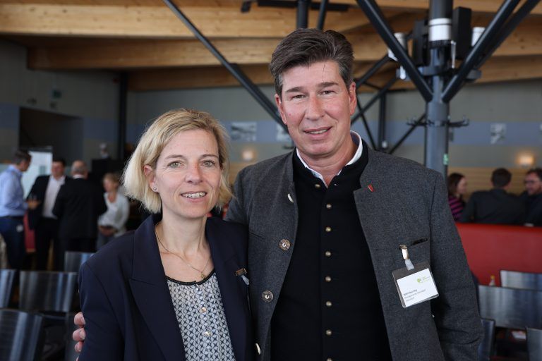 Bürgermeisterin Karina Konrad aus Jungholz in Tirol mit Amtskollegen Klaus King aus Oberstdorf.<span class="copyright"> Jockl Metzger</span>