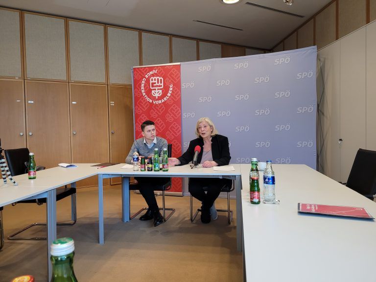Elias Wehinger und Gabriele Sprickler-Falschlunger bei der Pressekonferenz in Bregenz. <span class="copyright">Steinlechner</span>