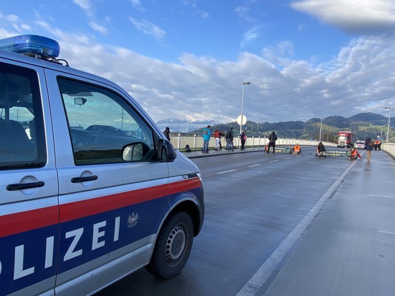 Aktion Letzte Generation beim Grenzübergang Au/Lustenau - Klimakleber legten Verkehr lahm. <span class="copyright">Miriam Mayer</span>