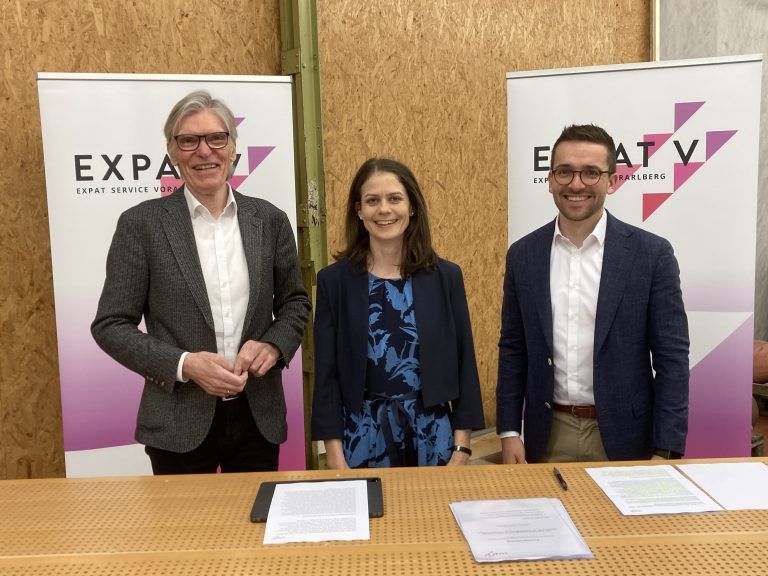 Geschäftsführerin Claudia Neumayr mit WKV-Präsident Wilfried Hopfner und IV-Geschäftsführer Christian Zoll bei der Vorstellung des Expat Service im April. <span class="copyright">IV</span>