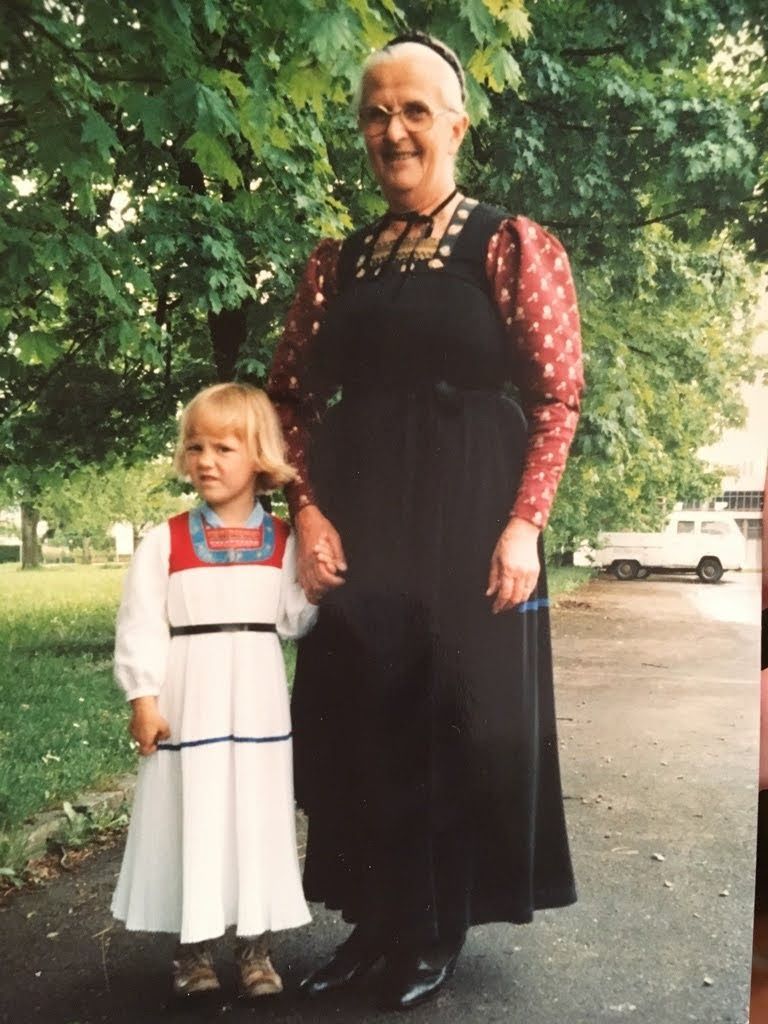 Als Mädchen mit ihrer Oma. <span class="copyright">Livia Neutsch</span>