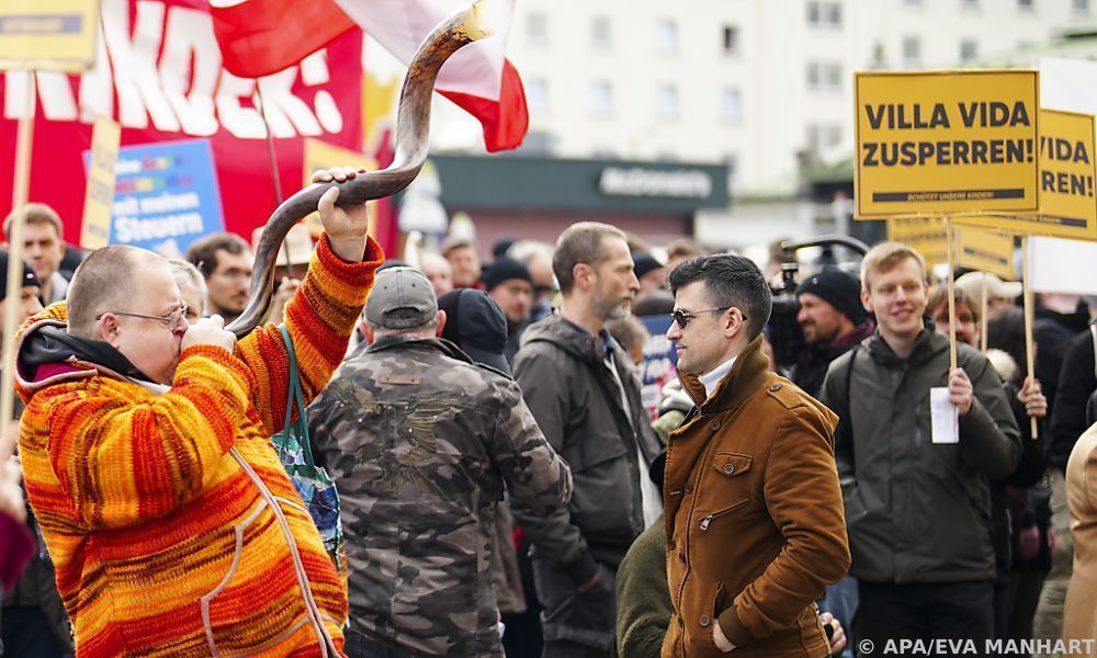 Anzeigen nach Hitlergruß bei Drag-Queen-Lesung