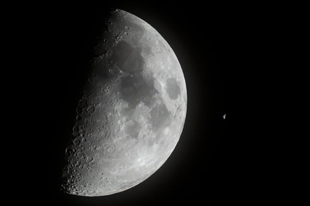 Drei Männer und eine Frau sollen um den Mond fliegen