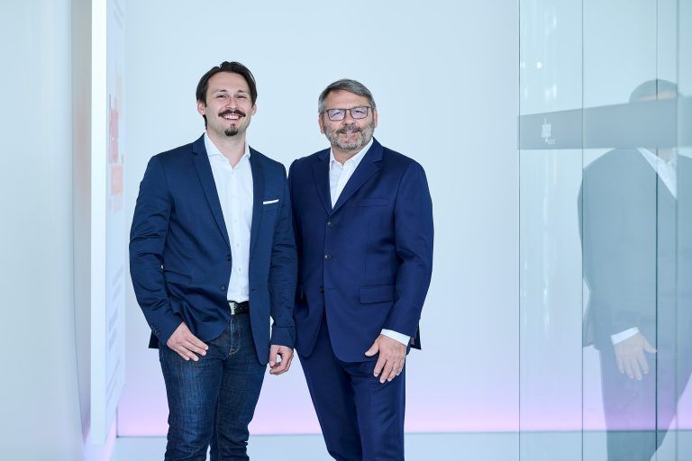 Vater und Sohn führen die Geschäfte noch gemeinsam. Doch der Generationenwechsel ist im Finale angelangt. <span class="copyright">Alge </span>
